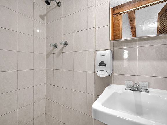 5th image of 7411 Lincoln St #1