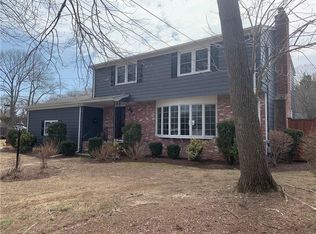 10 Friar Tuck Rd, Warwick, RI 02886