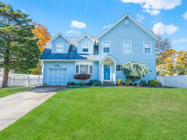 28 Doncaster Avenue, West Islip, NY 11795