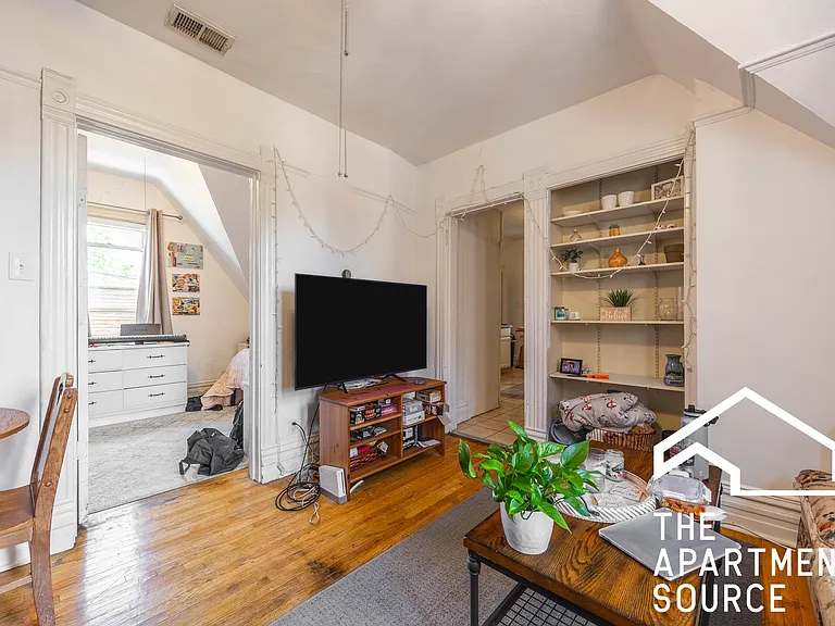 1315 W Melrose St #CH — Photo 2