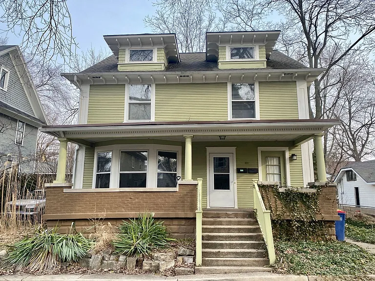 621 Stanley Terr NE — Photo 1