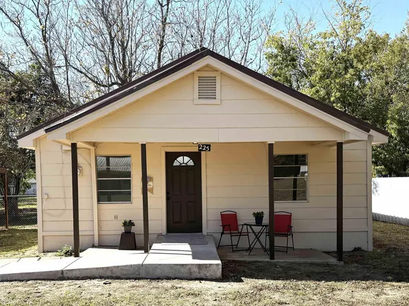 225 College St, Roxton, TX 75477