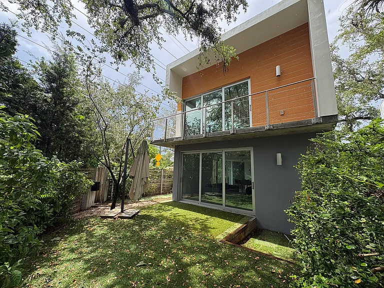 6345 SW 62nd Ave — Photo 1