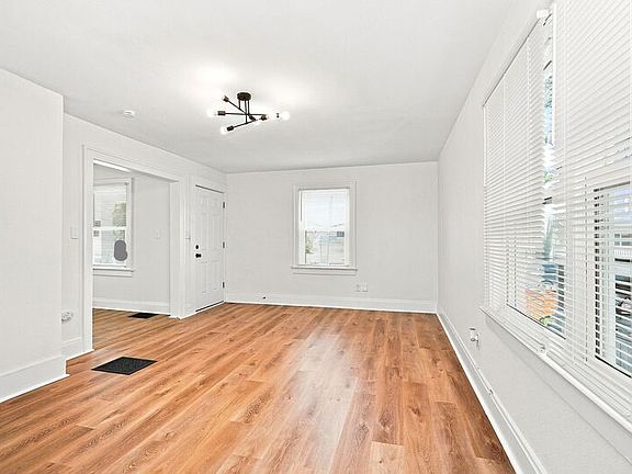 4th image of 1112 Peters Ave