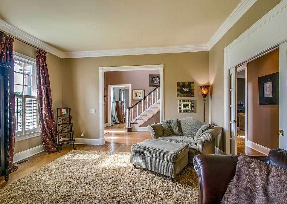 1st image of 348 Lake Valley Dr