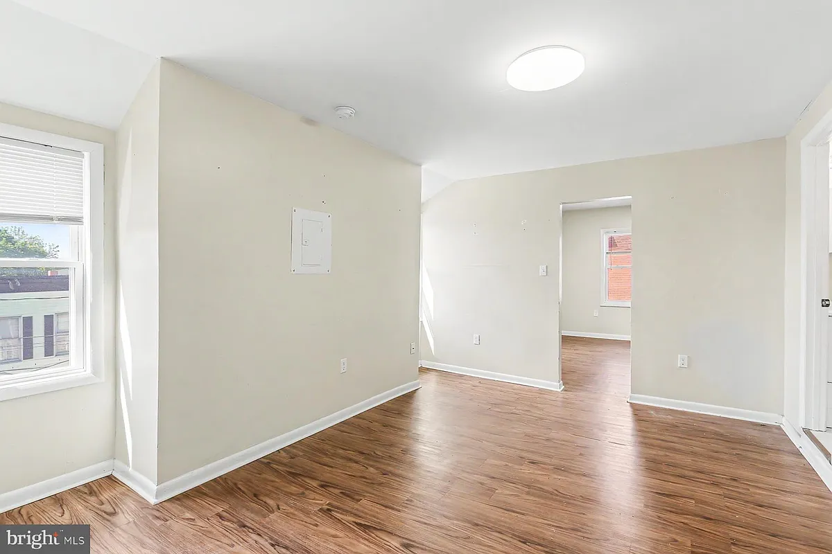 Building Photo - 212 3rd St #2