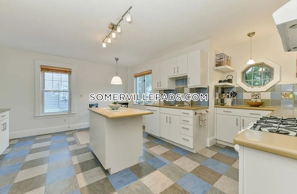 4 bed, 9999 sqft, $5,800 — Photo 1
