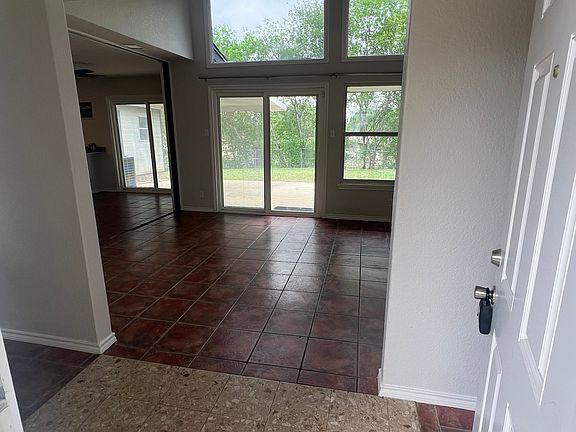 Entry/Living room