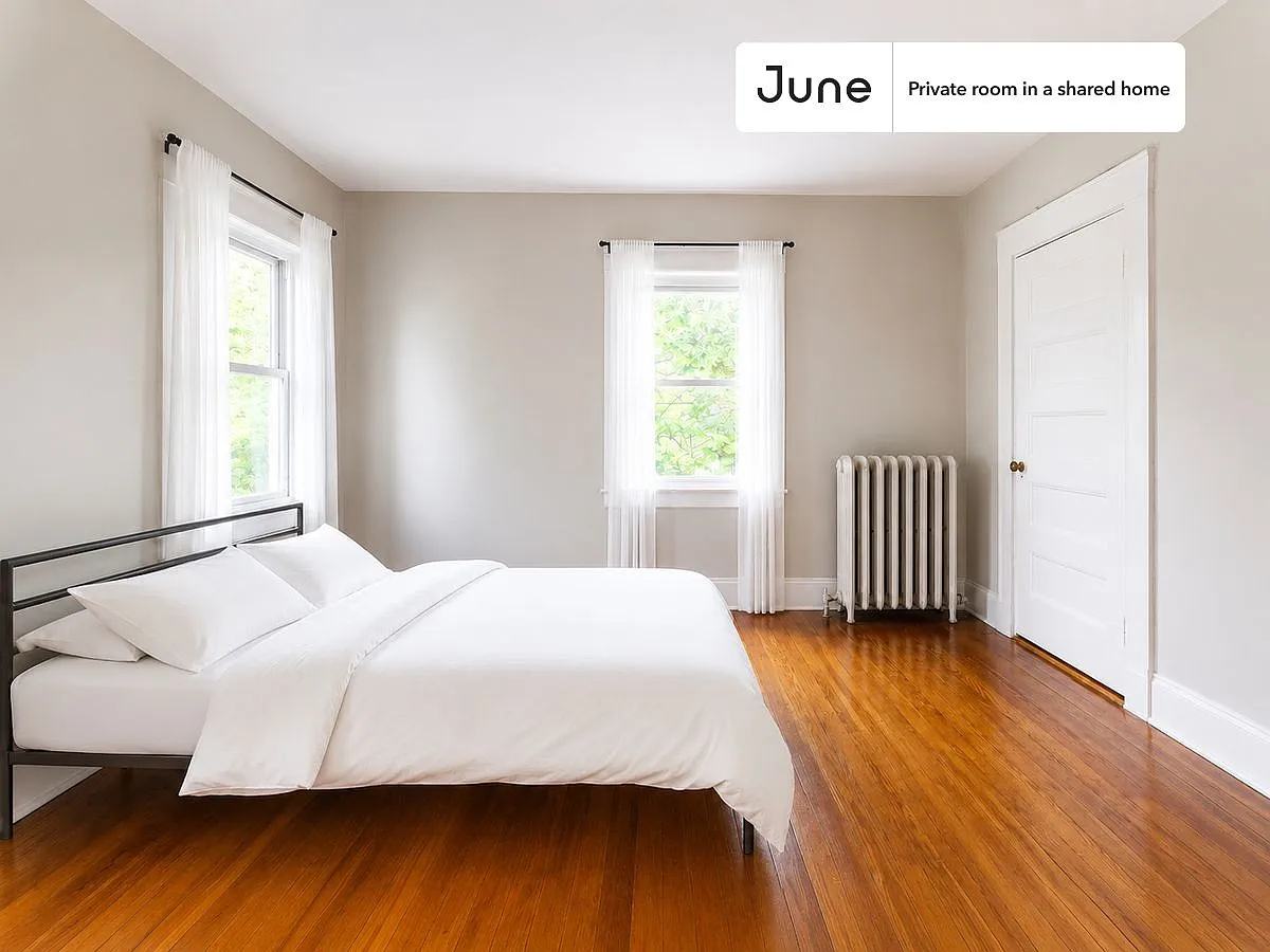 Queen bedroom in 9 bed/2 bath home in Brighton #1341 E — Photo 1