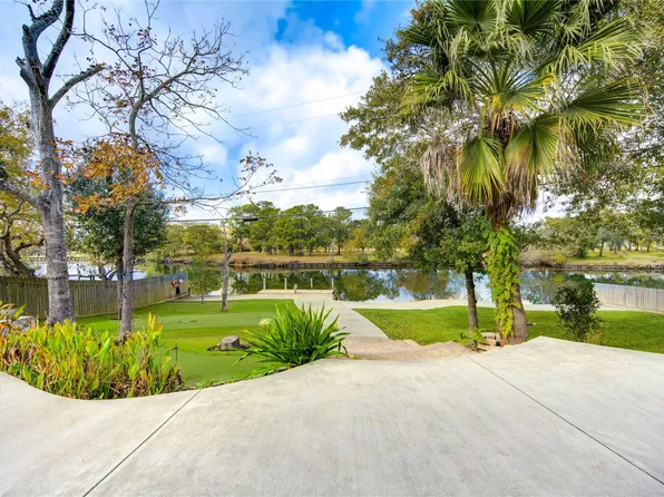 303 Old Bayou Dr, Dickinson, TX 77539