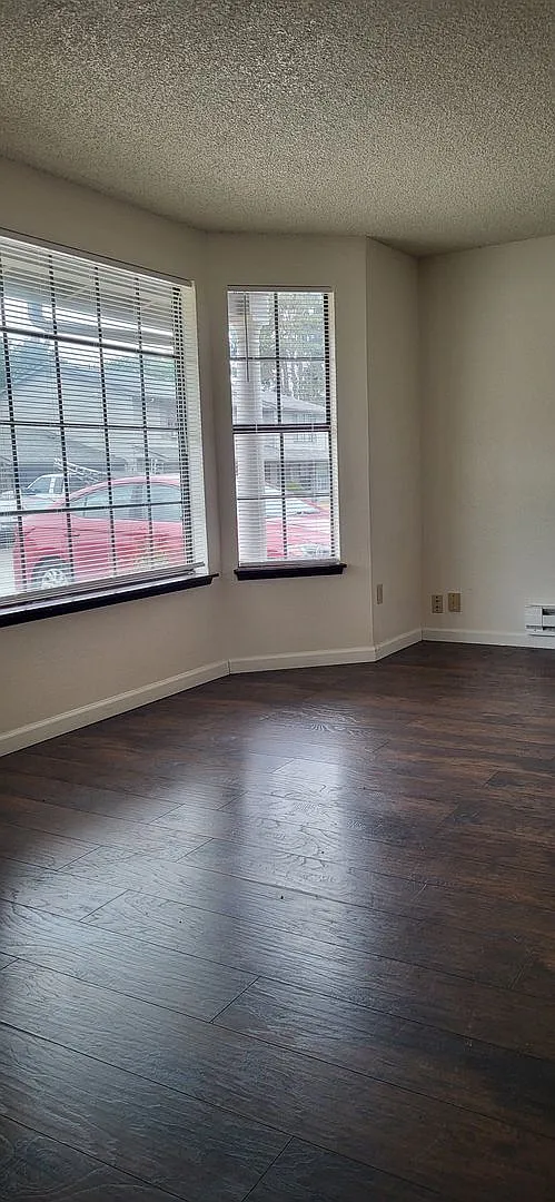 3 bed, 1.5 bath, 1100 sqft, $2,050 — Photo 2