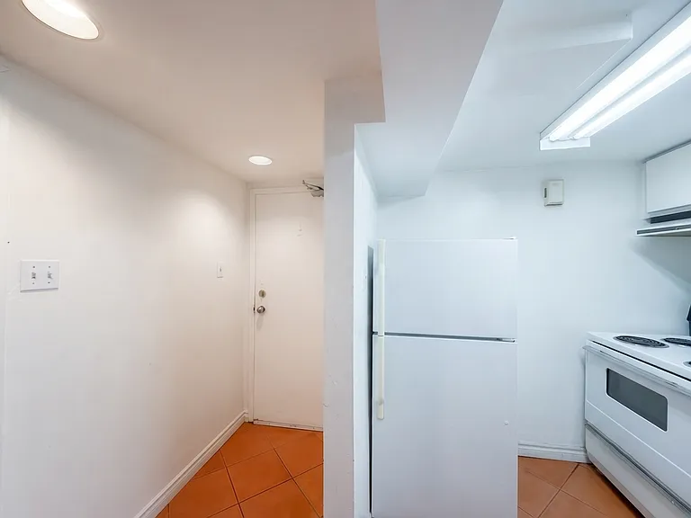380 Davenport Rd #5 — Photo 8