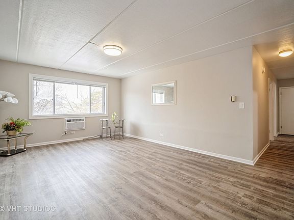 4th image of 1019 Boxwood Dr #303