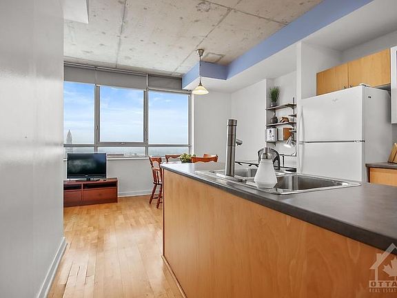 4th image of 180 York St #1102