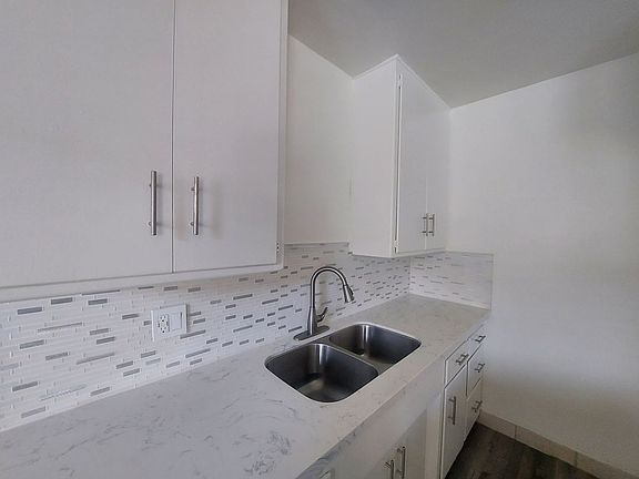 5th image of 1445-1501 E 4th St #32