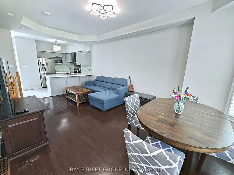 256 Glenashton Dr — Photo 3