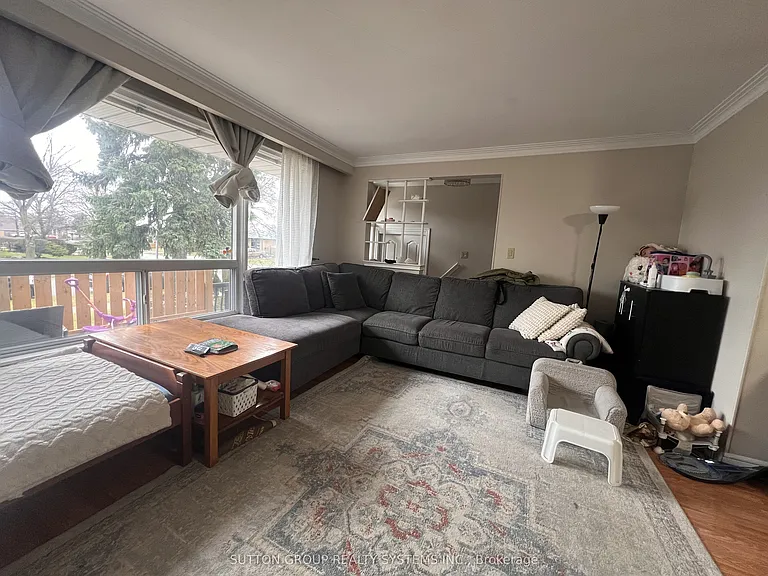 36 Odessa Ave #MAIN FLOOR — Photo 3