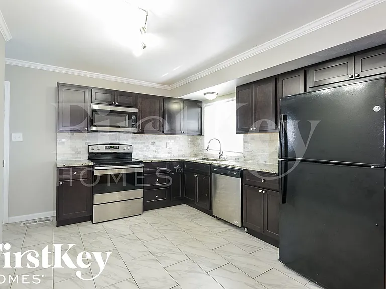 11321 Amboy Ln — Photo 6