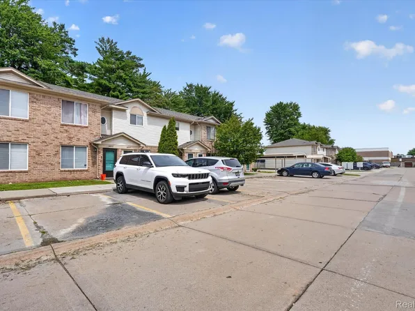 30336 Wedgewood Cir, Roseville, MI 48066