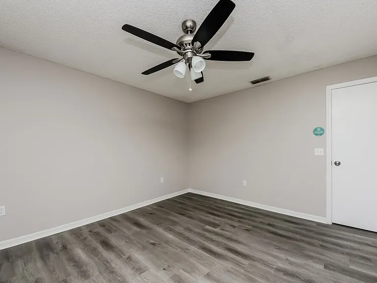 242 Cheshire Ct — Photo 8