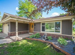 7959 Chapel Hill Ct S, Franklin, WI 53132