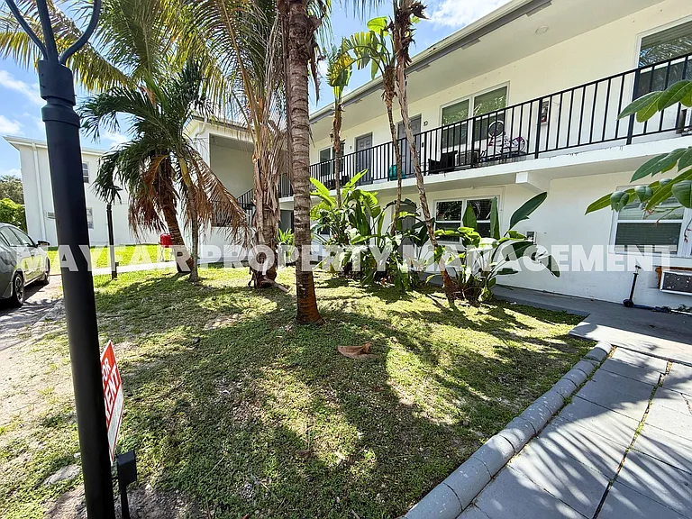 240 SW 8th St #2 — Photo 15