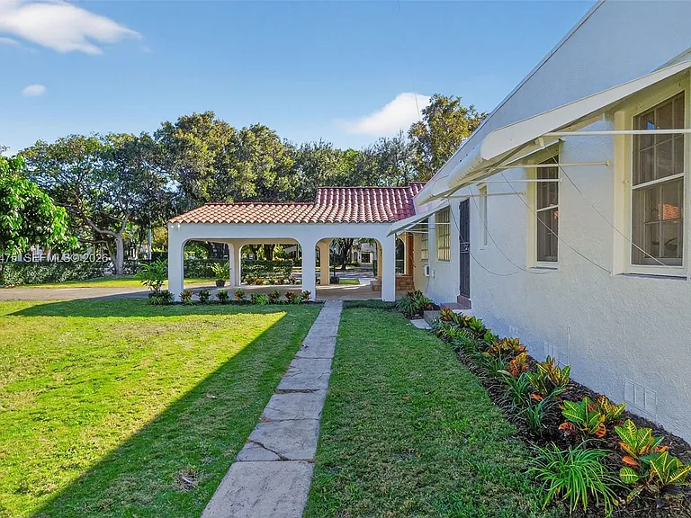 1305 Alhambra Cir — Photo 46