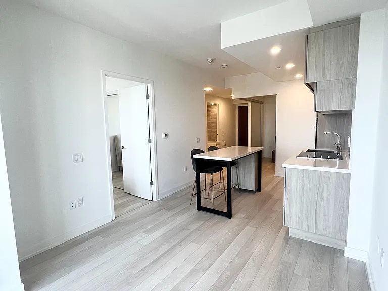 39 Roehampton Ave #3802 — Photo 5