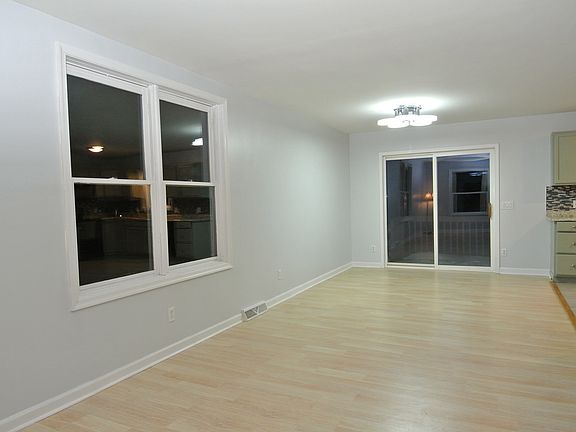 LIVING/DINING AREA