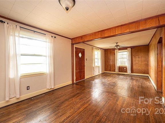 5th image of 3611 32nd Ave NE
