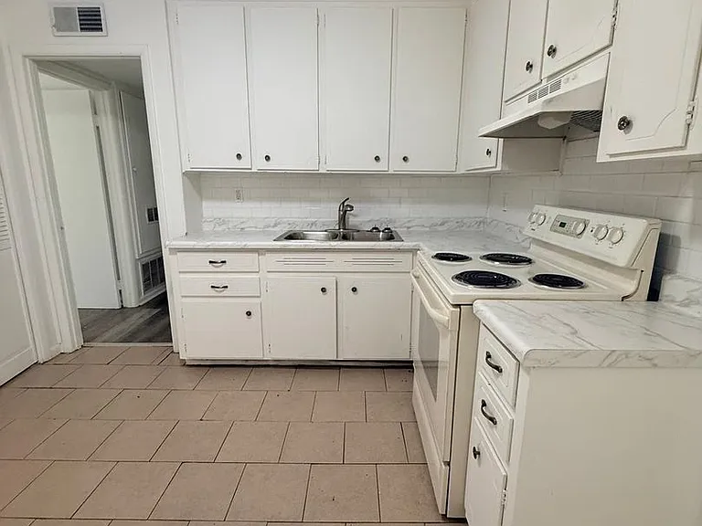 426 Brookview Dr — Photo 1