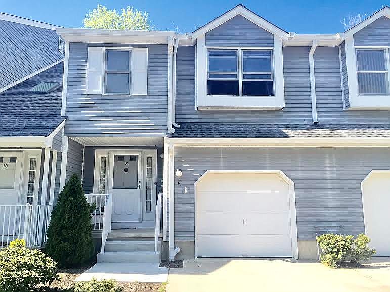 1st image of 8 Essex Dr