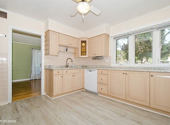 5th image of 5359 Conrad St
