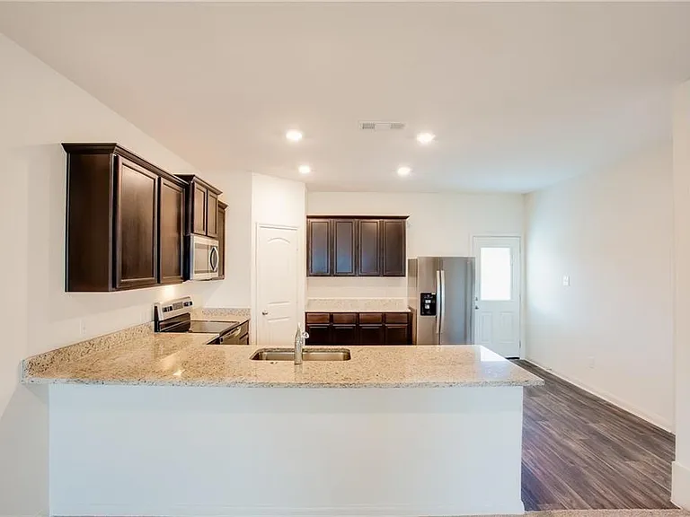 1004 Riverdale Cv — Photo 4