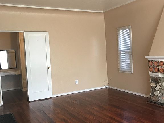 4th image of 926 E 4th St APT 1