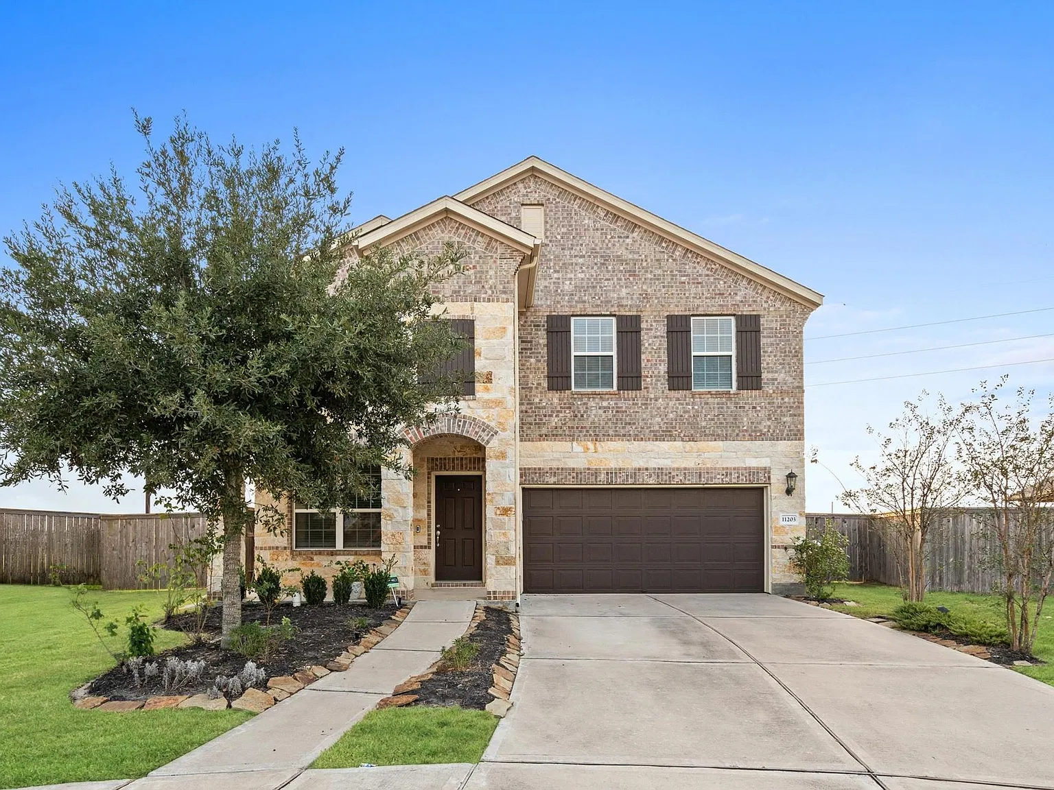 4 bed, 3.5 bath, 2732 sqft, $2,800 — Photo 1