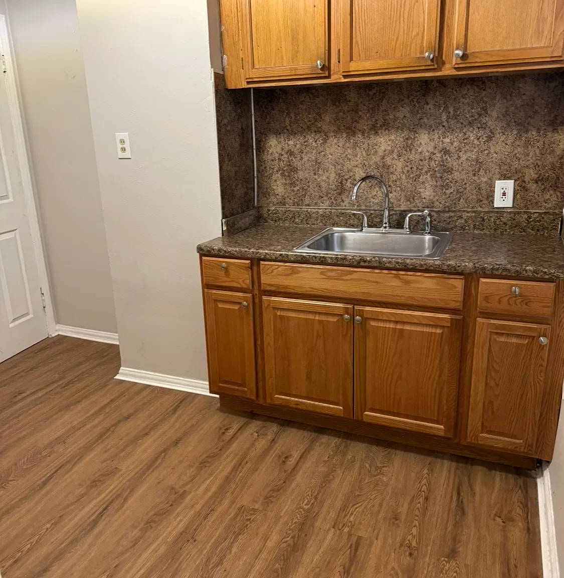 2 bed, 3428 sqft, $1,100 — Photo 1