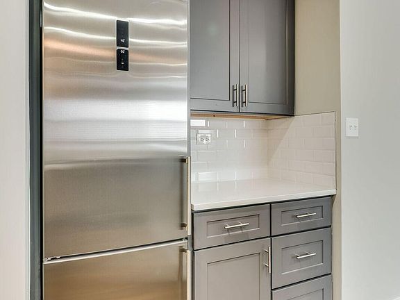 5th image of 420 W Aldine Ave #5