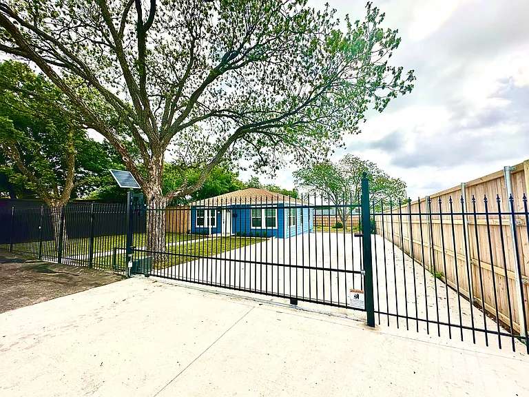 3025 Joyce Dr — Photo 3