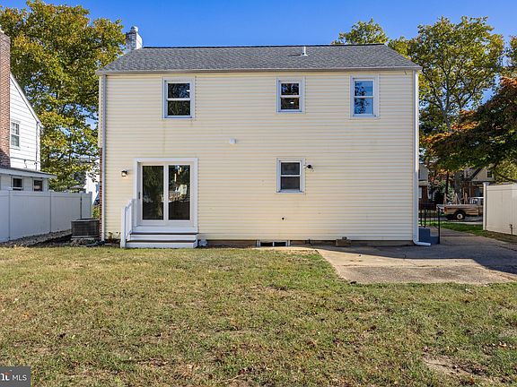 5th image of 1715 Hillcrest Ave