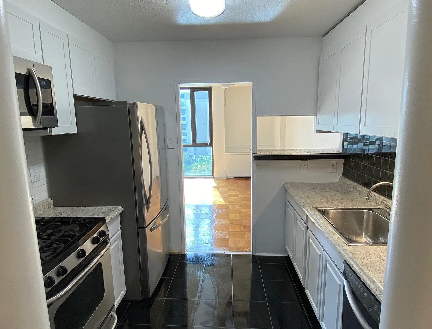 1 bed, 1000 sqft, $2,400 — Photo 2