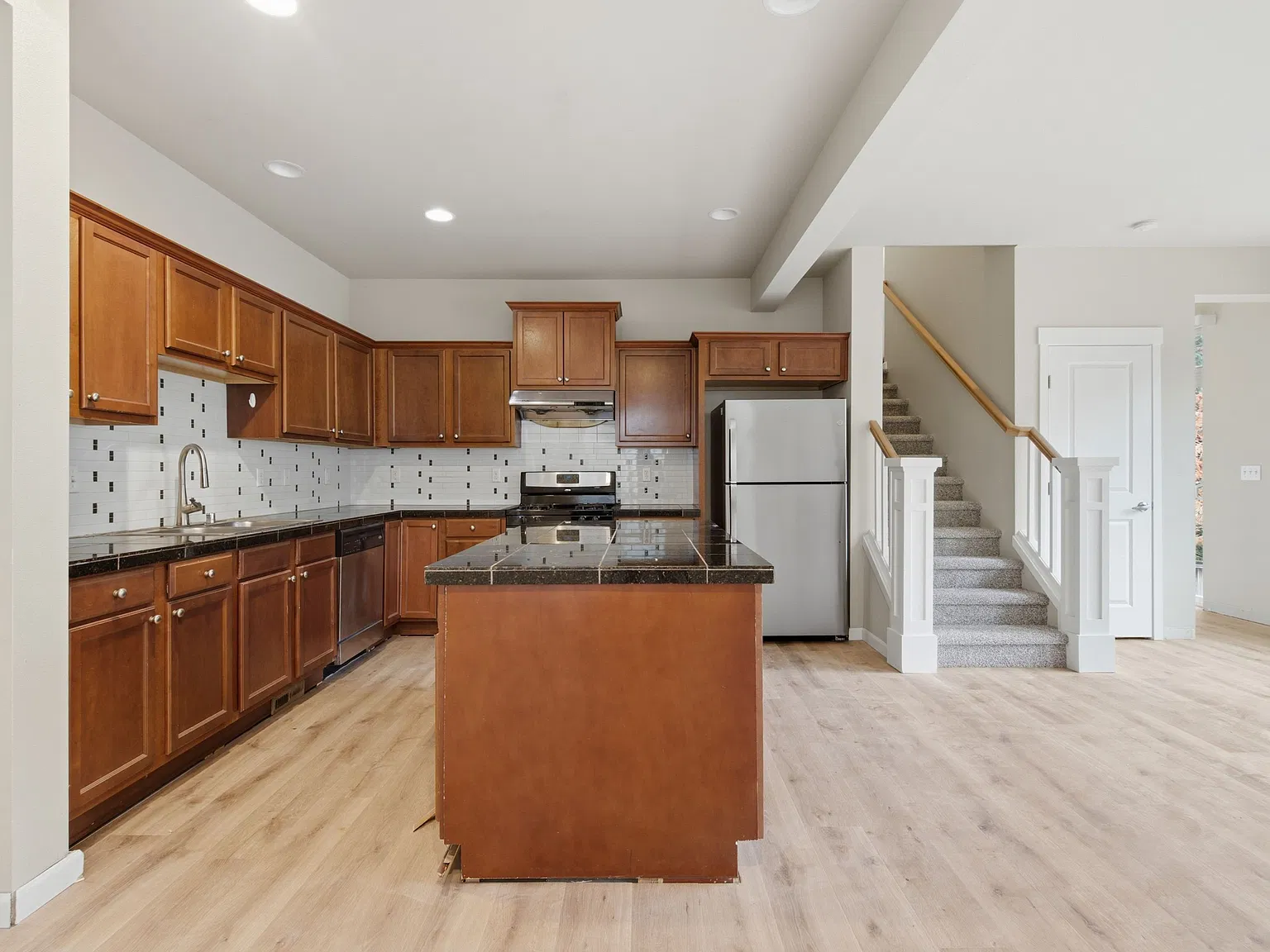 4 bed, 2.5 bath, 2163 sqft, $4,100 — Photo 3