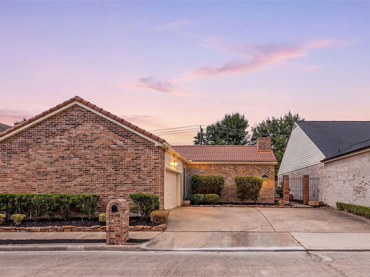 3 bed, 2.0 bath, 2132 sqft, $2,600 — Photo 1