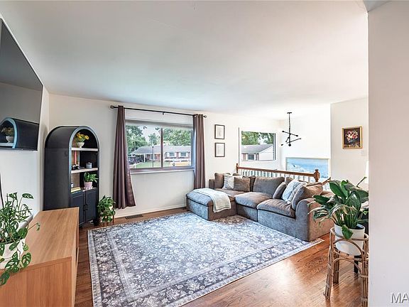2nd image of 28 Lori Cir