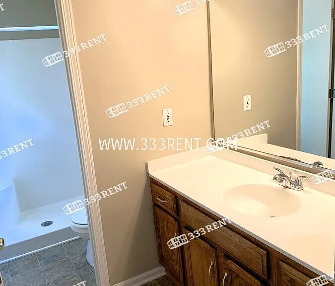 404 Freeman Ave — Photo 9