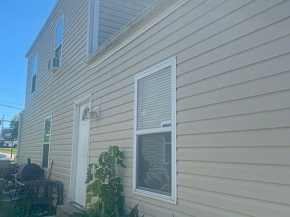 2nd image of 904A Royal Ave