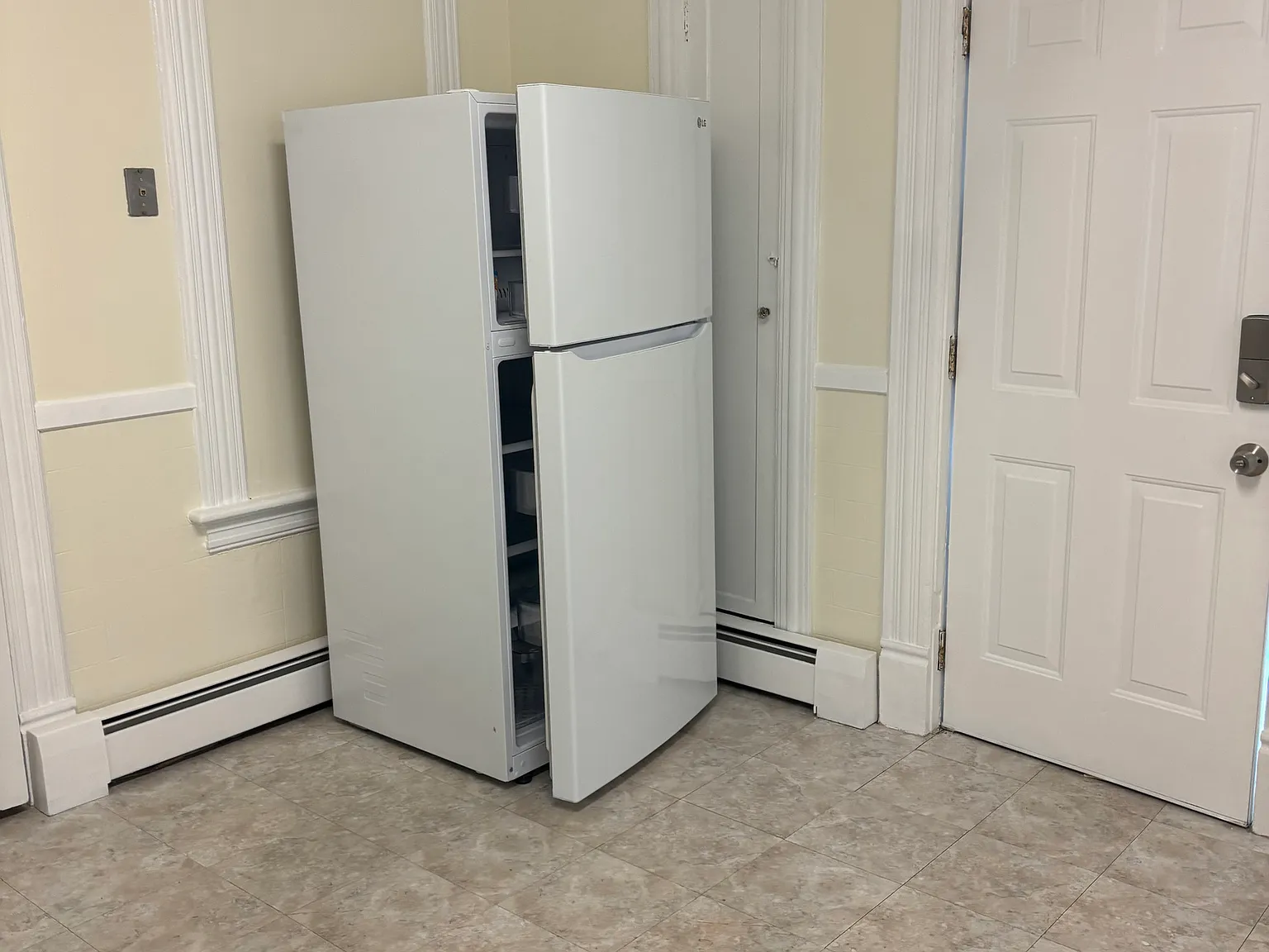 3 bed, 1.0 bath, 3071 sqft, $1,900 — Photo 4