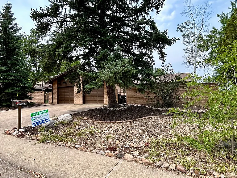 957 Roxwood Ln #C — Photo 1