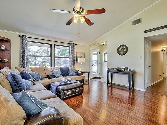 3rd image of 2310 Briarwood Ln