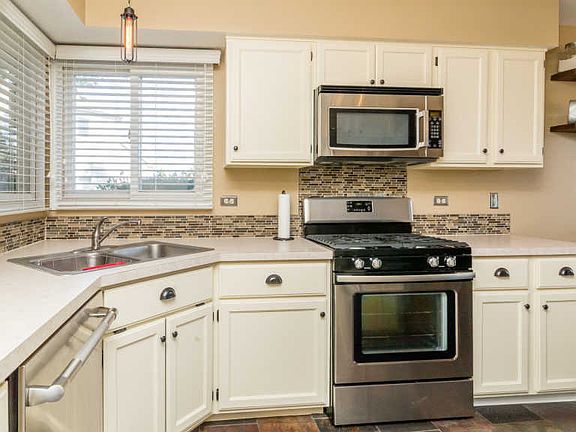 3rd image of 23 Kingsport Dr